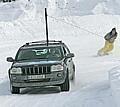 Beim 4wheelboarding dient ein Jeep Grand Cherokee als Zugfahrzeug